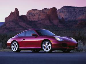 Porsche 911 Carrera 4S 2004 года